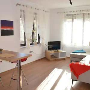 Daire Rh Center, Tiran